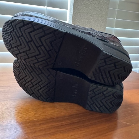 Women’s Dansko Dark blue patterned leather clogs.  Women’s size 36/6 - Picture 2 of 9